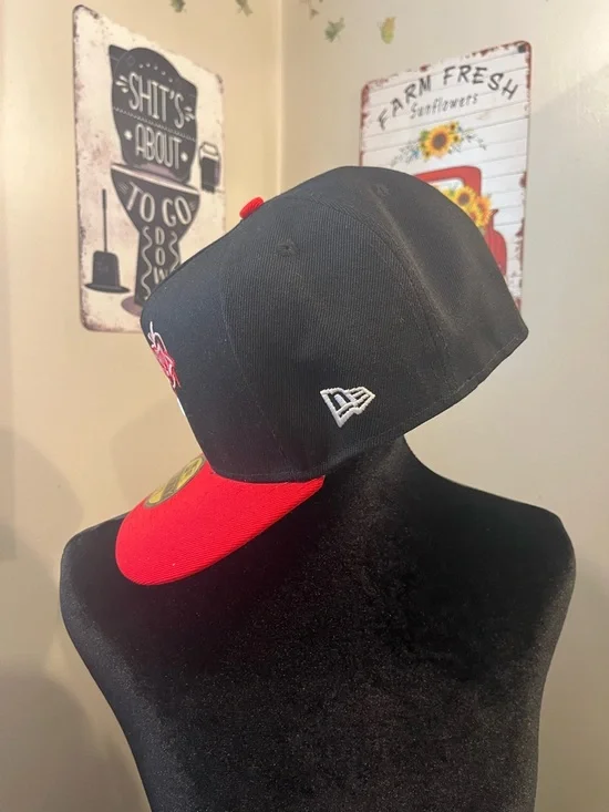 New Era Black & Red Atlanta Braves Fitted Cap with Sneaker Logo - Picture 4 of 7